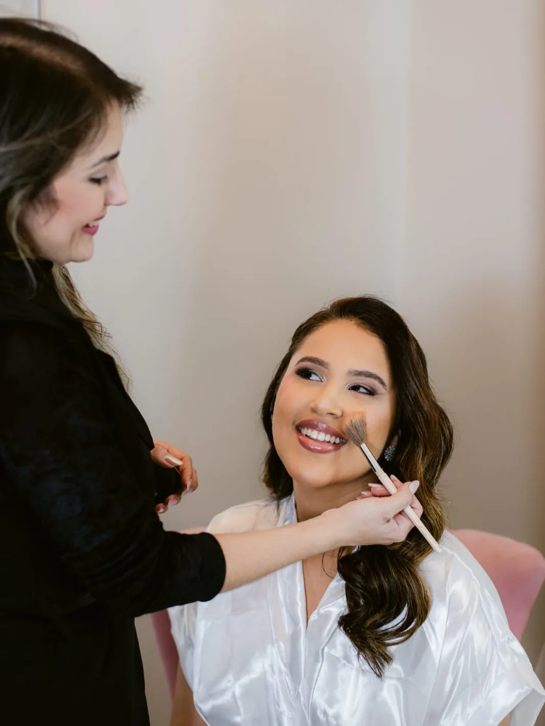 Luana Azevedo finalizando a maquiagem de uma noiva