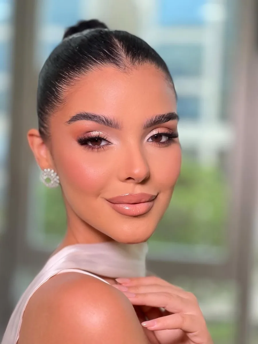 Make de noiva com acabamento luminoso e olhar esfumado