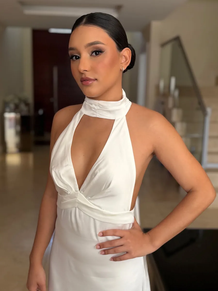 Produção social com penteado liso e maquiagem clean