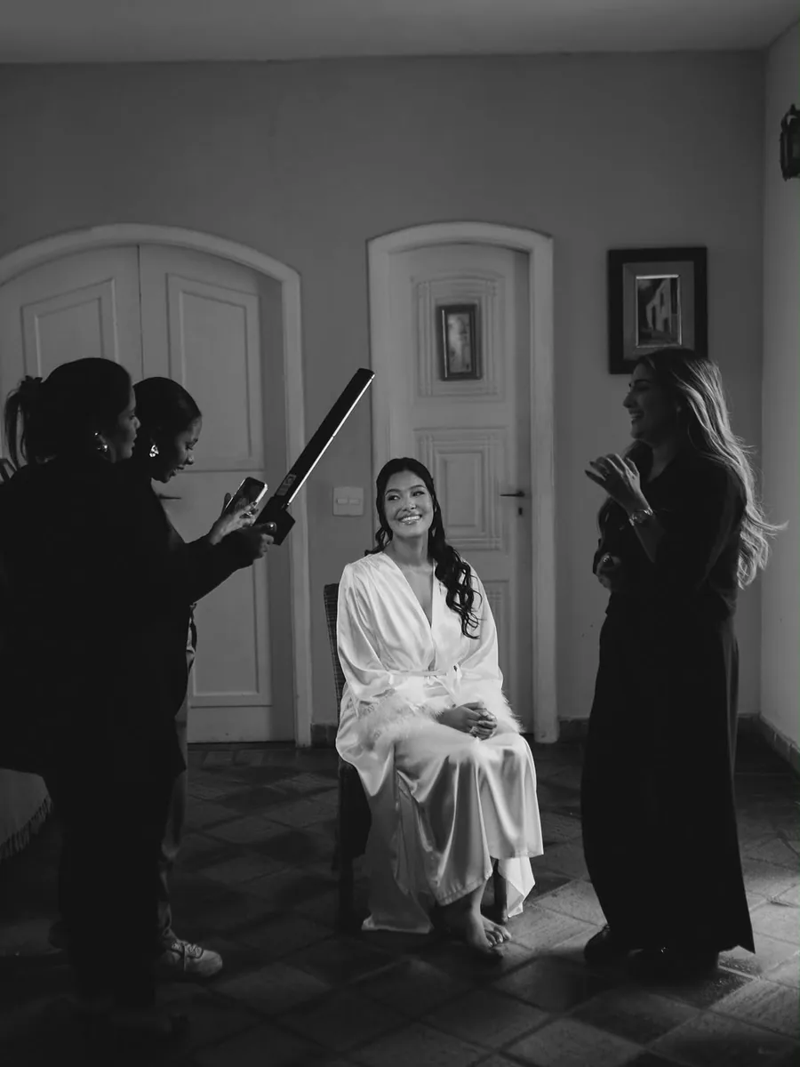Bastidores do dia da noiva em preto e branco