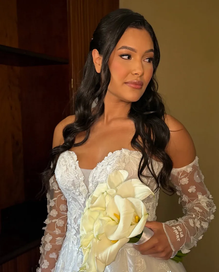 Noiva com vestido rendado e maquiagem clássica