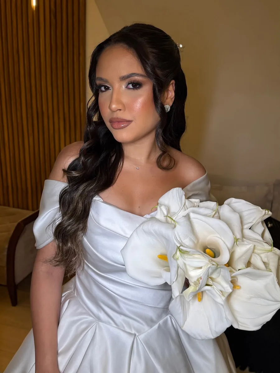 Noiva com penteado semipreso e make atemporal
